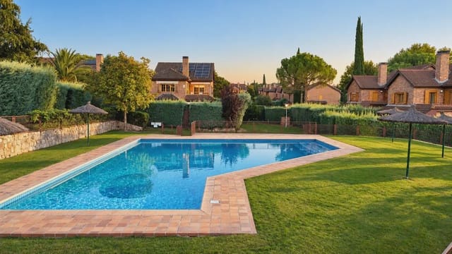 6 soverom Villa til salgs i Las Rozas de Madrid med svømmebasseng garasje - € 1 090 000 (Ref: 10154119)