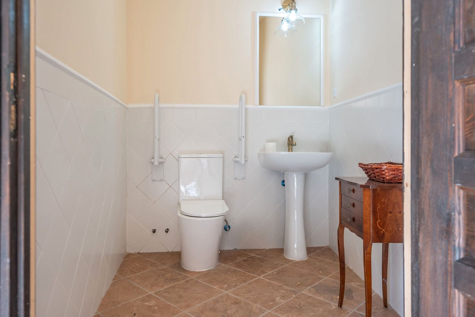 21 bedroom Hotel for sale in Yepes - € 500,000 (Ref: 8273948)