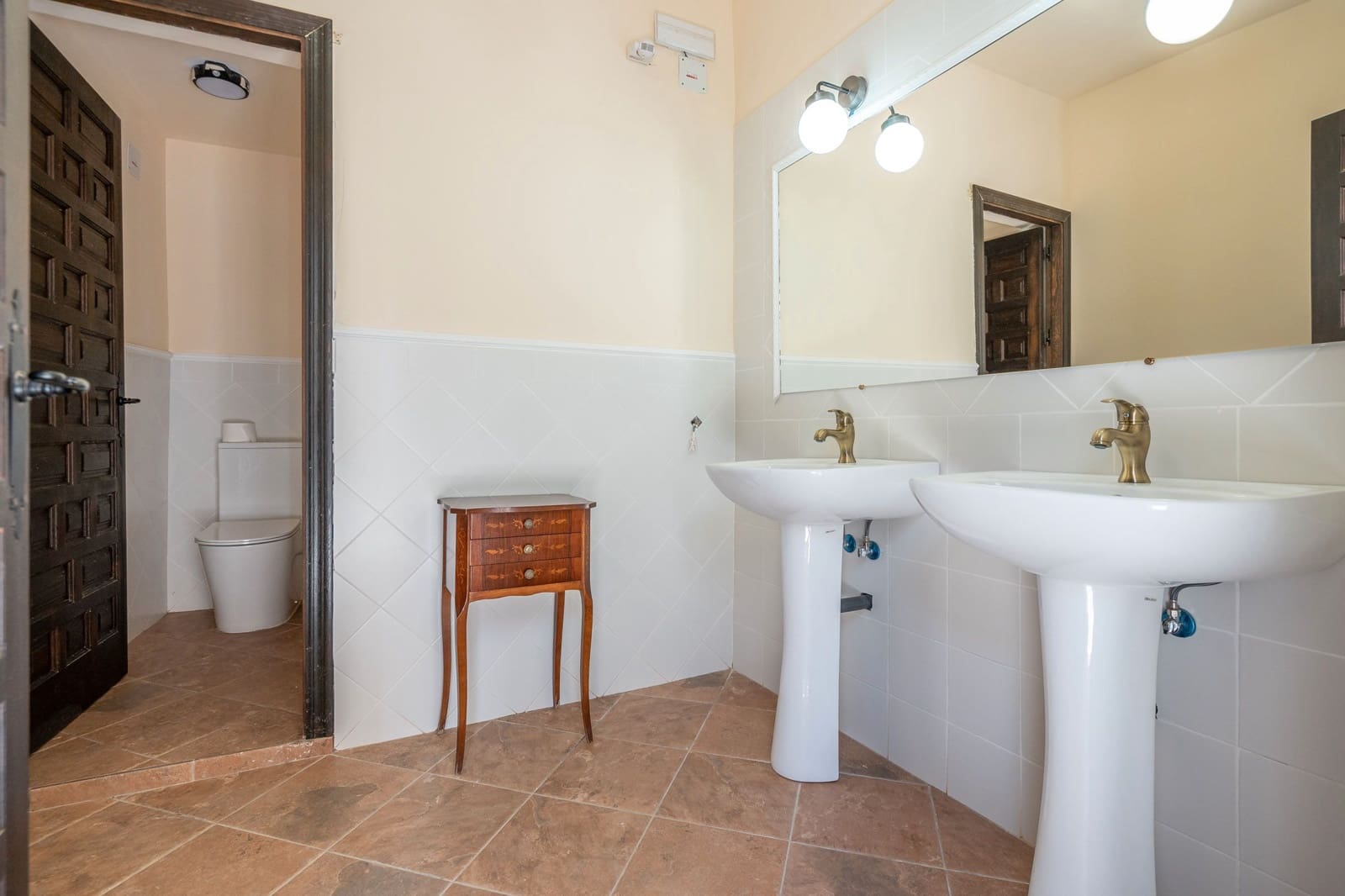 21 bedroom Hotel for sale in Yepes - € 500,000 (Ref: 8273948)