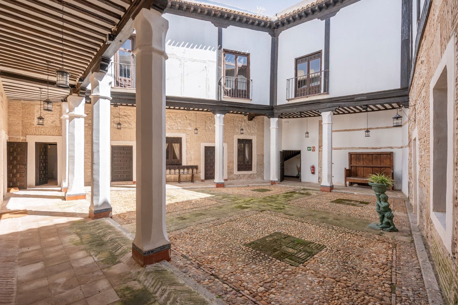 21 bedroom Hotel for sale in Yepes - € 500,000 (Ref: 8273948)