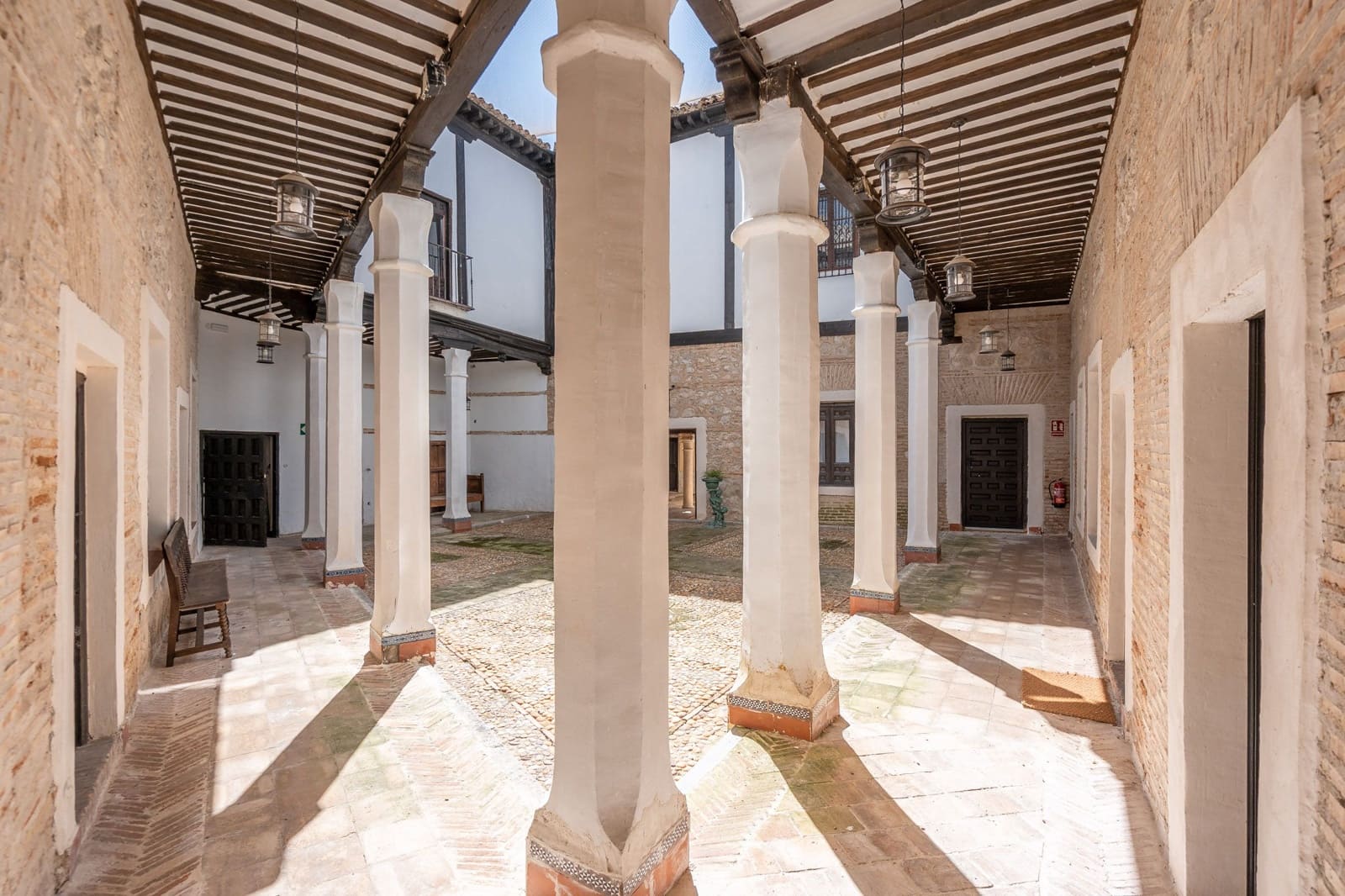 21 bedroom Hotel for sale in Yepes - € 500,000 (Ref: 8273948)