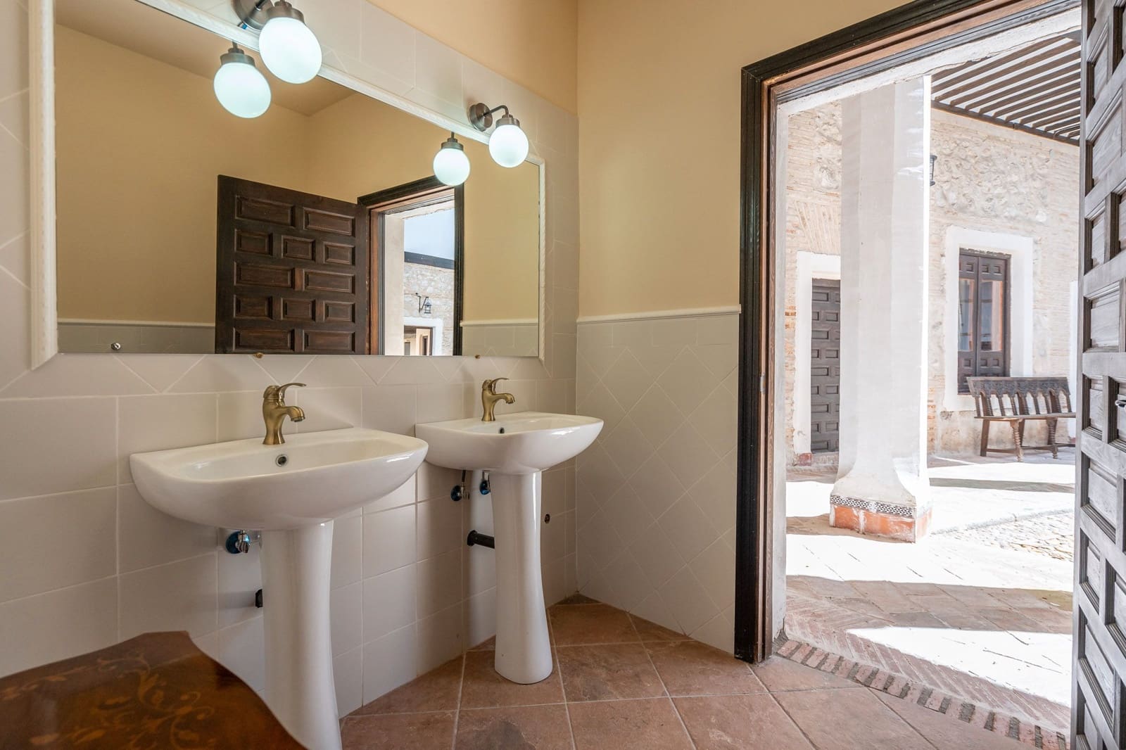 21 bedroom Hotel for sale in Yepes - € 500,000 (Ref: 8273948)