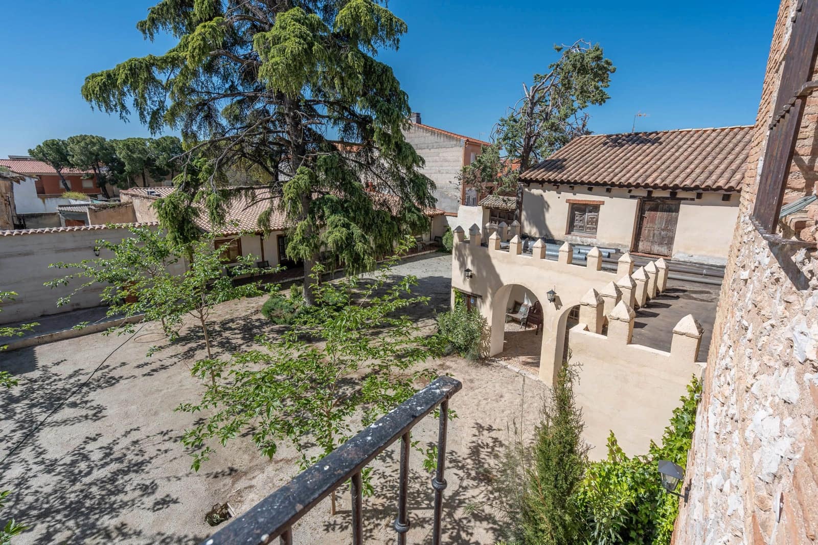 21 bedroom Hotel for sale in Yepes - € 500,000 (Ref: 8273948)