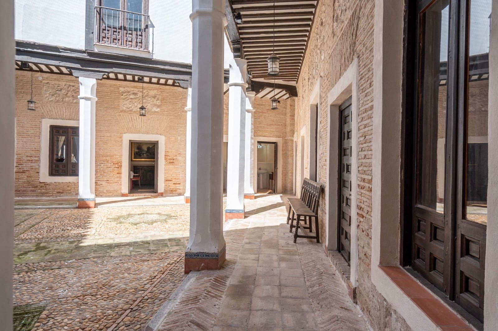 21 bedroom Hotel for sale in Yepes - € 500,000 (Ref: 8273948)