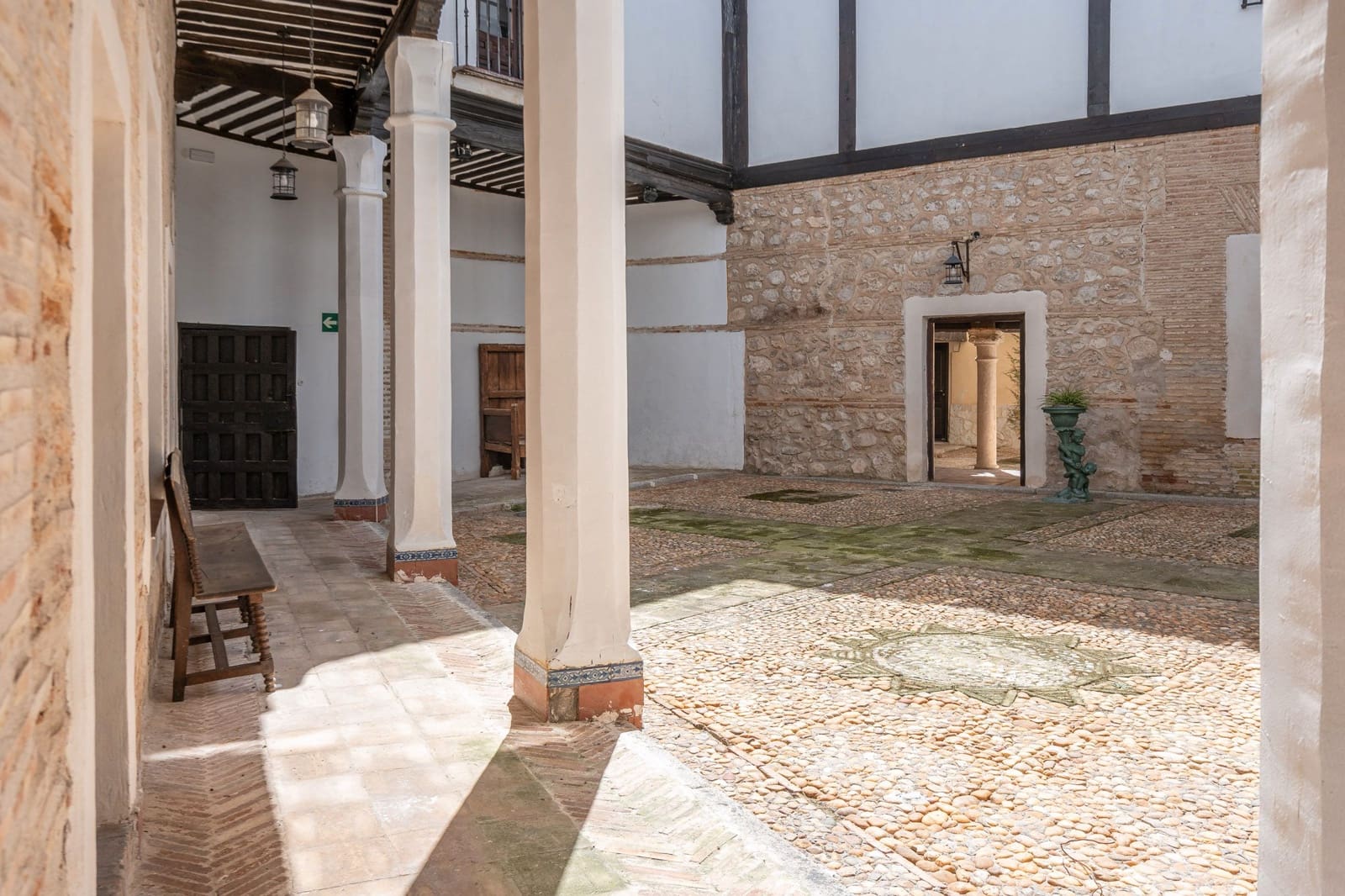 21 bedroom Hotel for sale in Yepes - € 500,000 (Ref: 8273948)