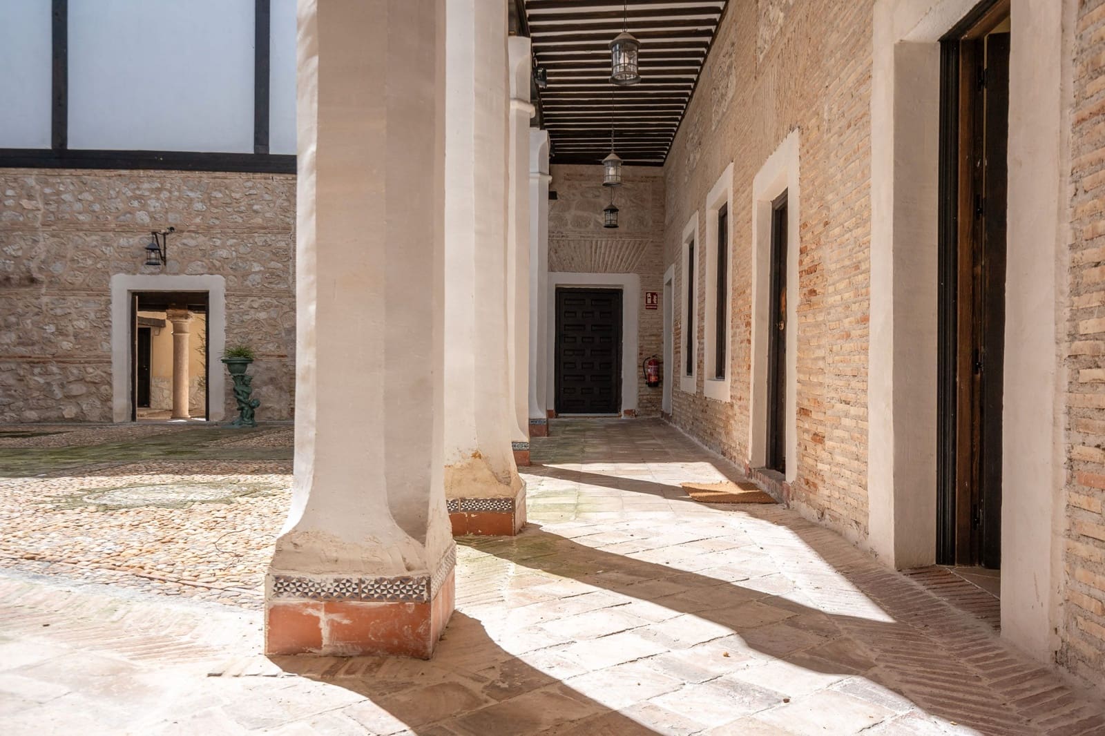 21 bedroom Hotel for sale in Yepes - € 500,000 (Ref: 8273948)