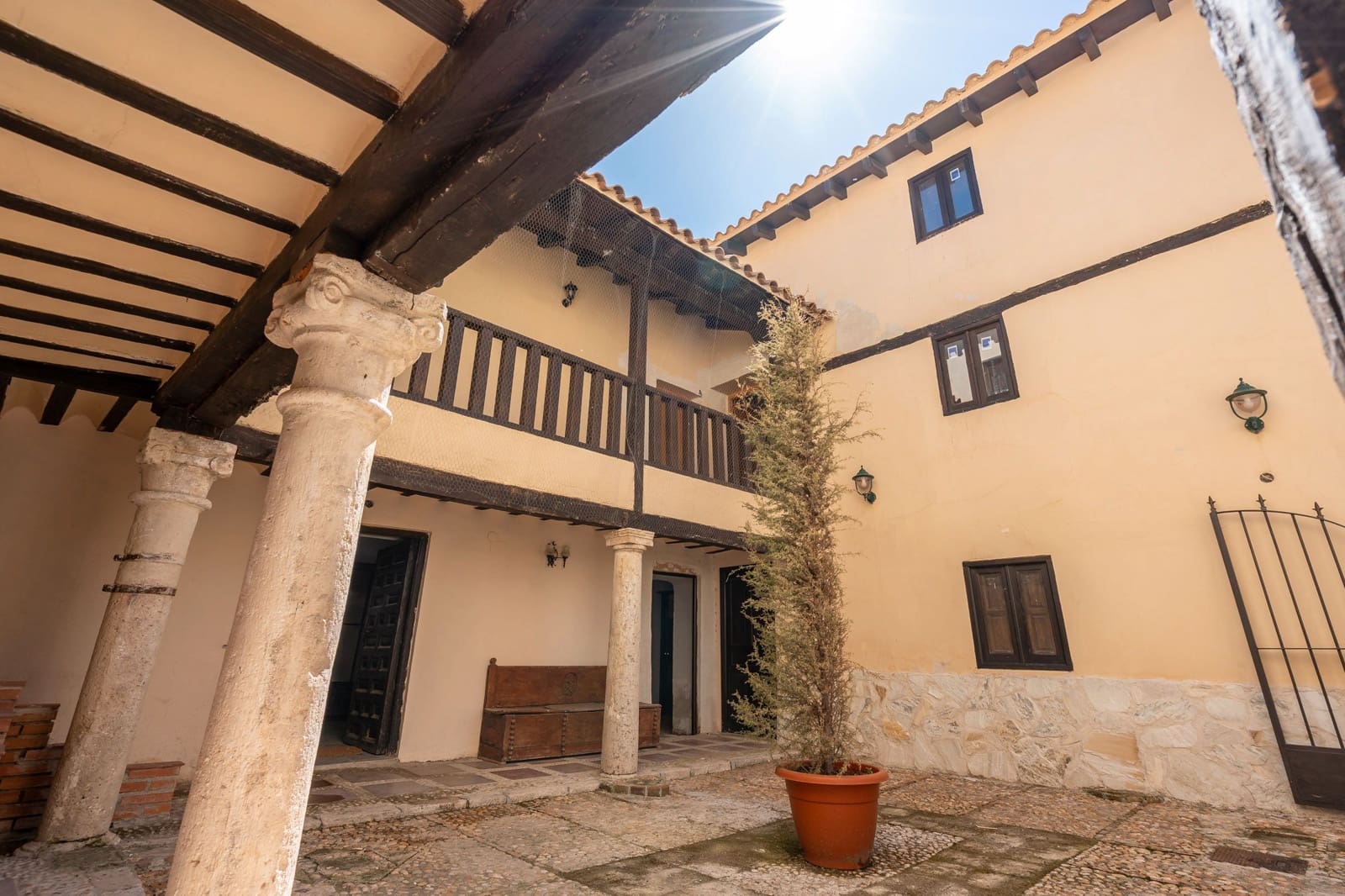 21 bedroom Hotel for sale in Yepes - € 500,000 (Ref: 8273948)