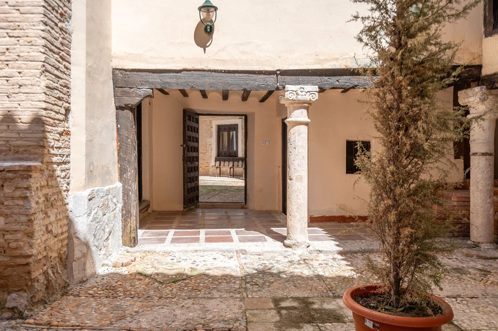 21 bedroom Hotel for sale in Yepes - € 500,000 (Ref: 8273948)