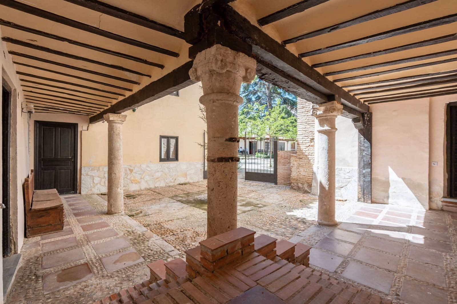 21 bedroom Hotel for sale in Yepes - € 500,000 (Ref: 8273948)