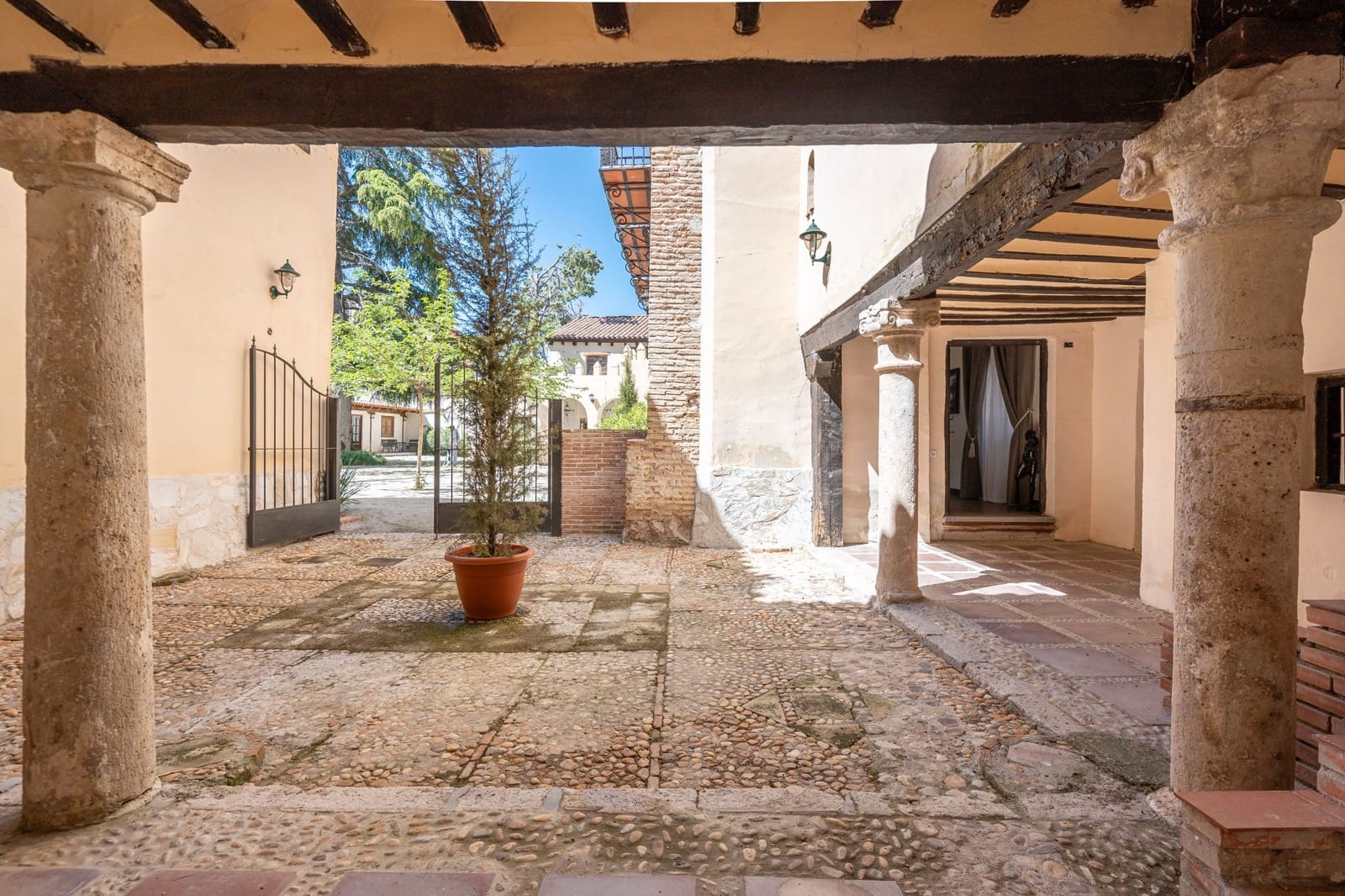 21 bedroom Hotel for sale in Yepes - € 500,000 (Ref: 8273948)