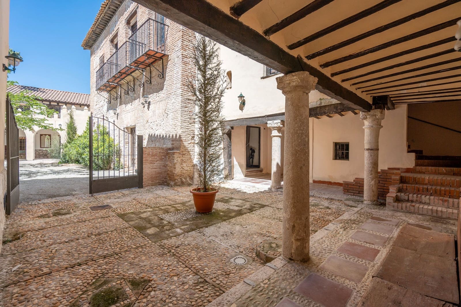 21 bedroom Hotel for sale in Yepes - € 500,000 (Ref: 8273948)