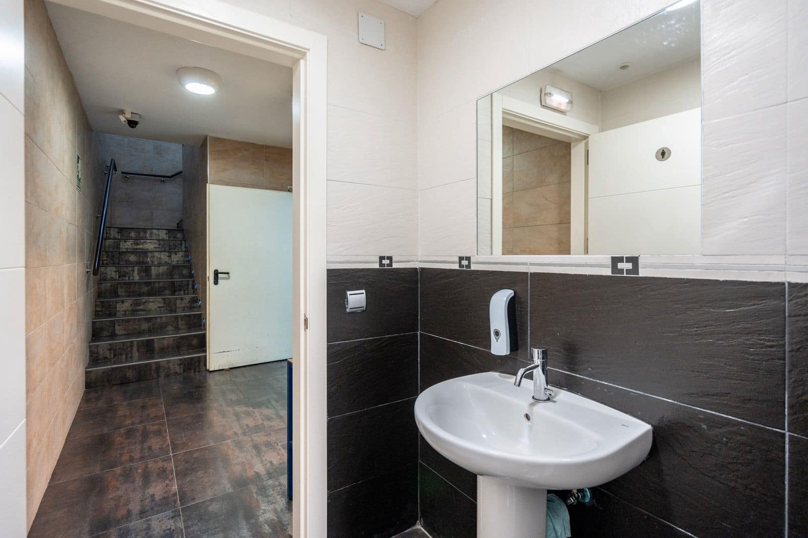 Commercial for sale in Mejorada del Campo - € 350,000 (Ref: 8696937)