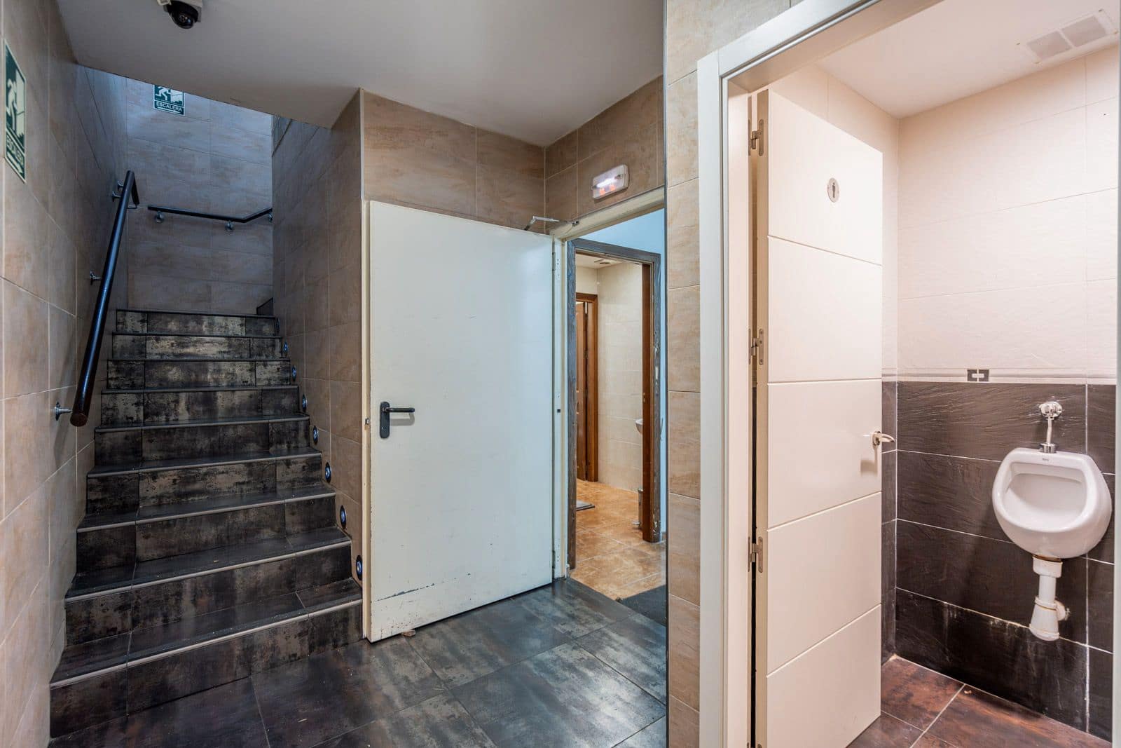 Commercial for sale in Mejorada del Campo - € 350,000 (Ref: 8696937)