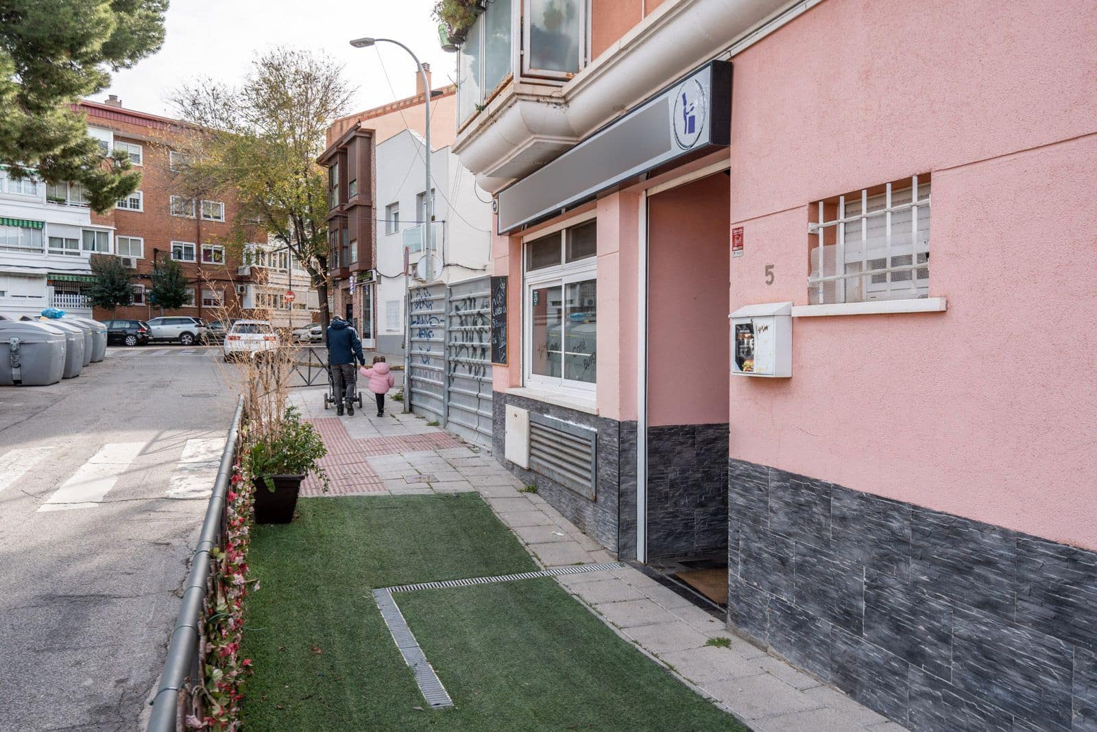 Commercial for sale in Mejorada del Campo - € 350,000 (Ref: 8696937)