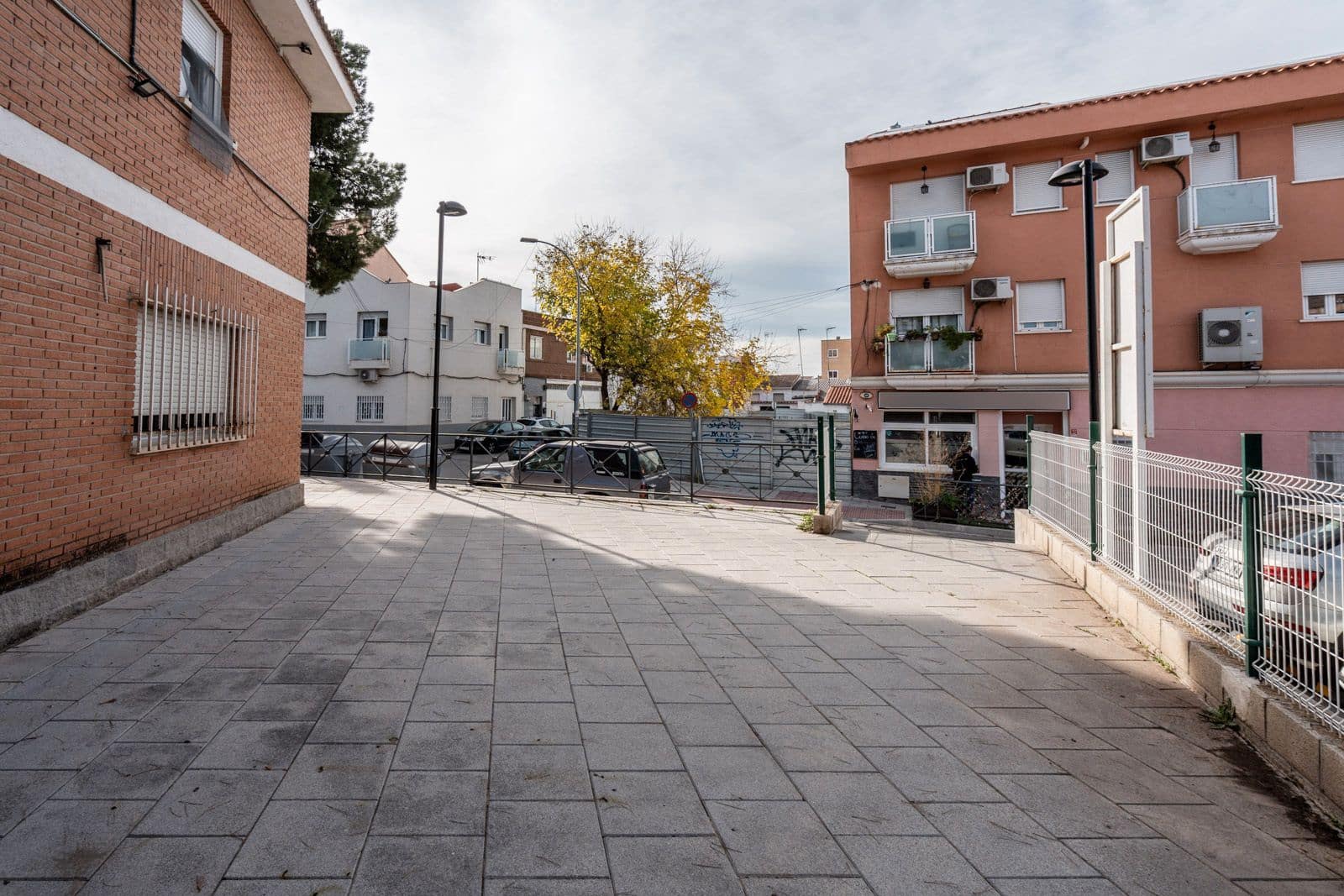 Commercial for sale in Mejorada del Campo - € 350,000 (Ref: 8696937)