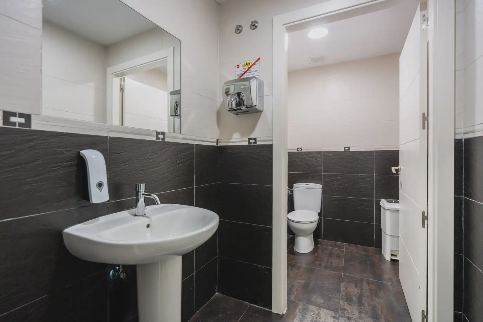 Commercieel te koop in Mejorada del Campo - € 290.000 (Ref: 8696937)