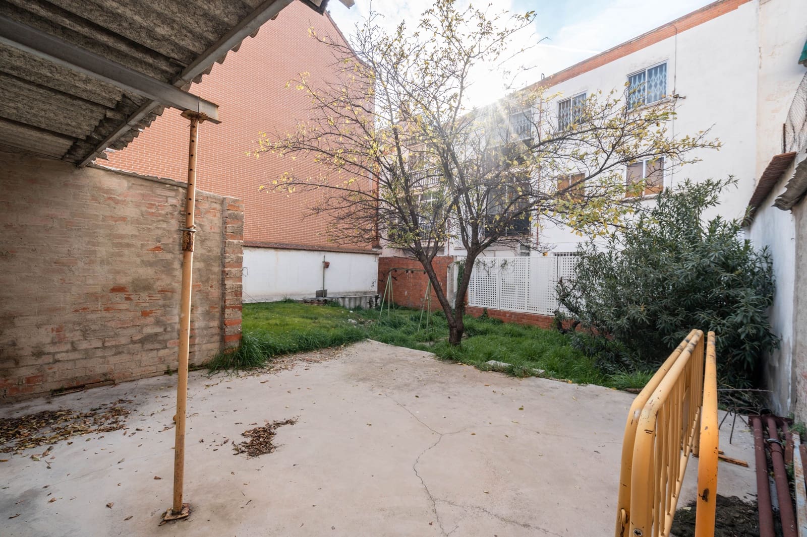 Grunde uden byggetilladelser til salg i Madrid by - € 350.000 (Ref: 8718567)