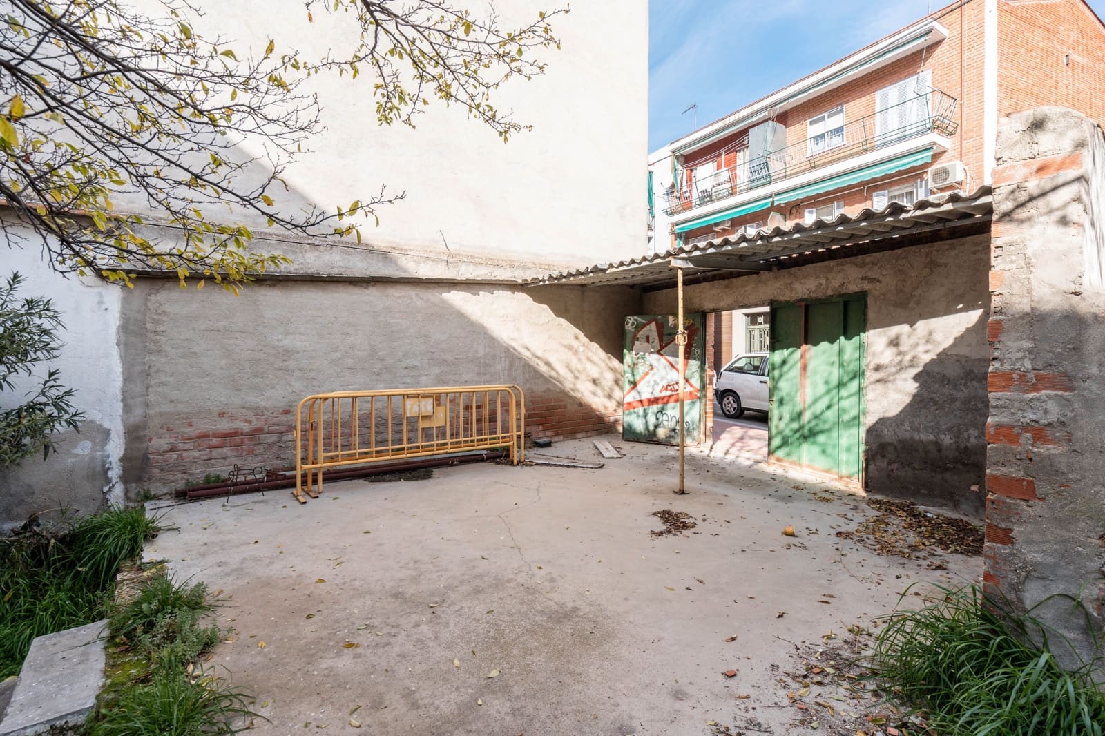 Grunde uden byggetilladelser til salg i Madrid by - € 350.000 (Ref: 8718567)