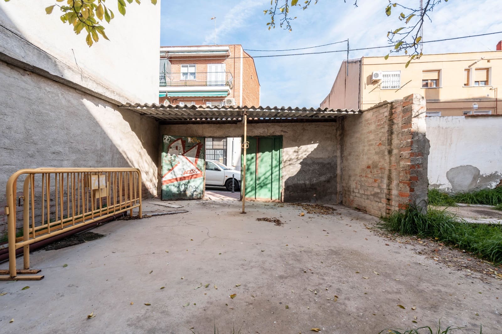 Grunde uden byggetilladelser til salg i Madrid by - € 350.000 (Ref: 8718567)