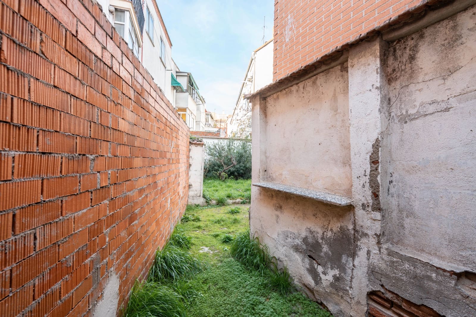 Grunde uden byggetilladelser til salg i Madrid by - € 350.000 (Ref: 8718567)