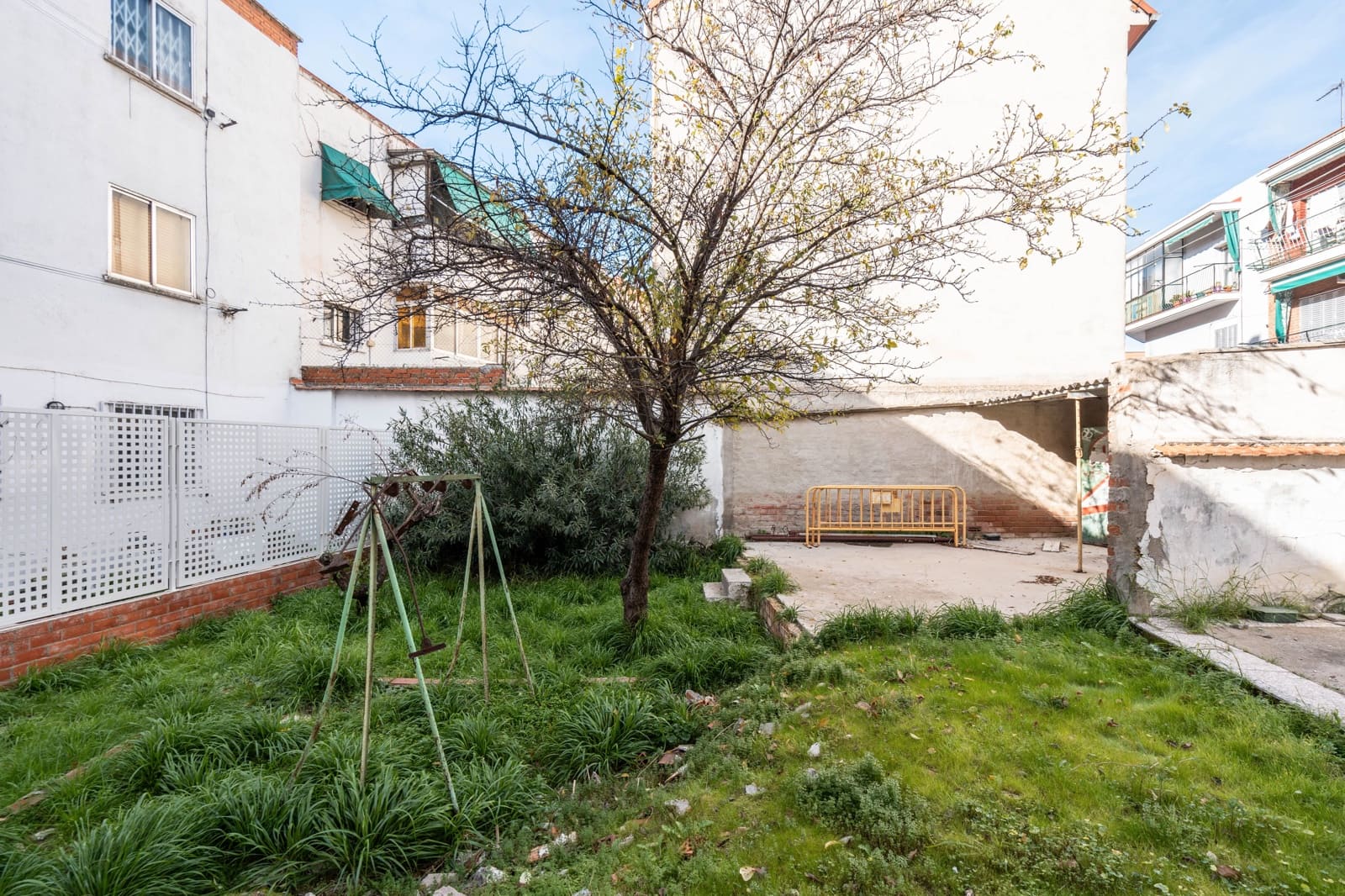 Grunde uden byggetilladelser til salg i Madrid by - € 350.000 (Ref: 8718567)