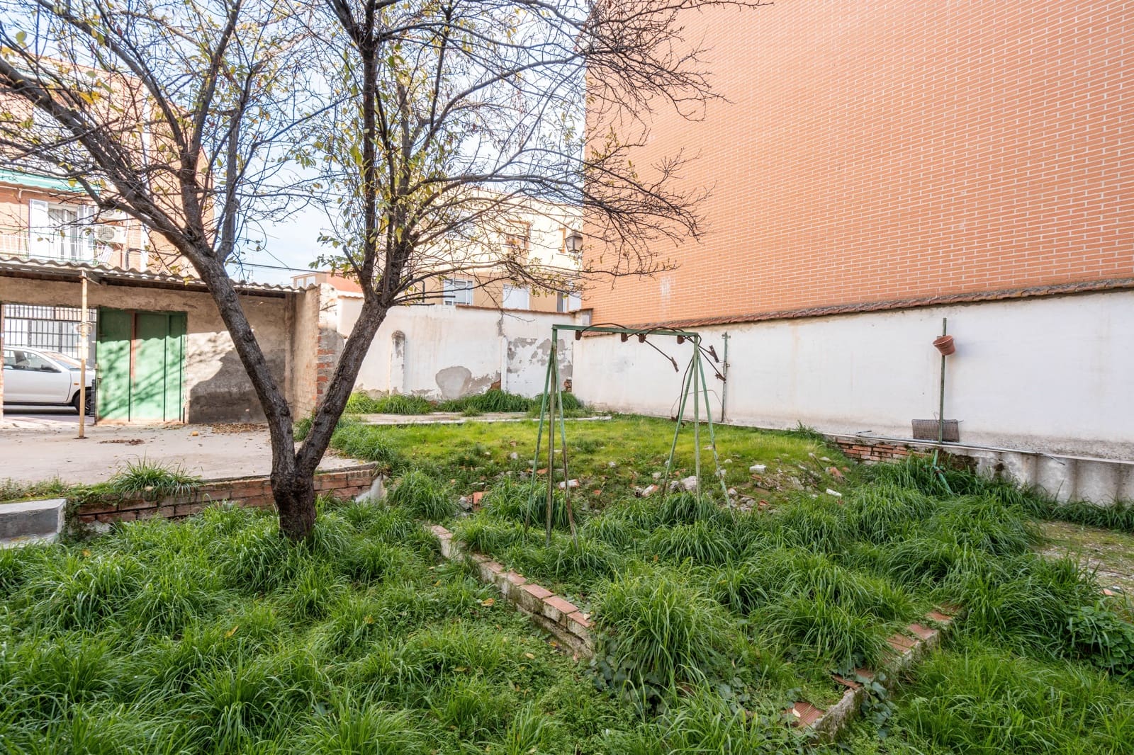 Grunde uden byggetilladelser til salg i Madrid by - € 350.000 (Ref: 8718567)