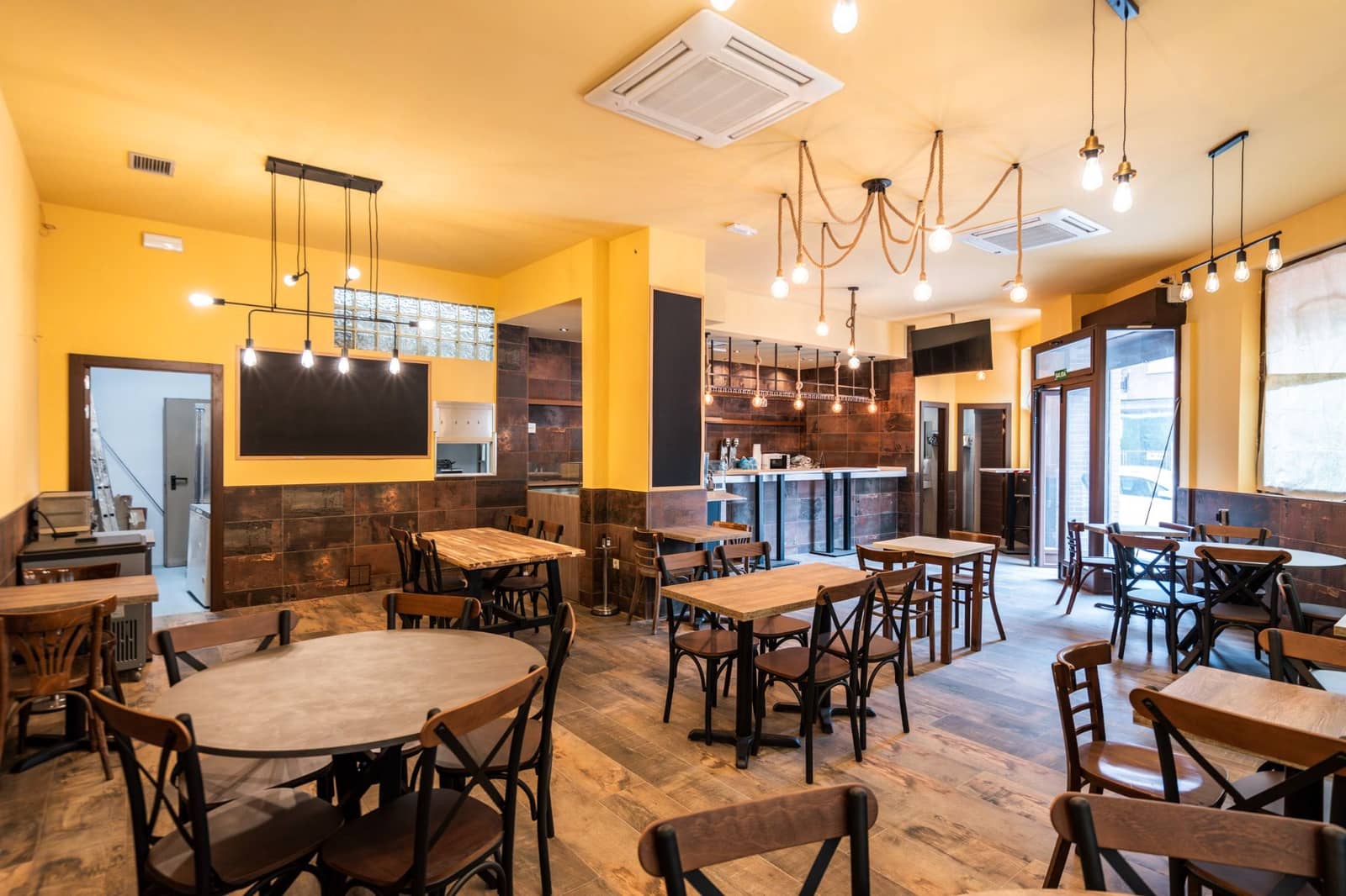 Erhverv til salg i Alcorcon - € 345.000 (Ref: 9002664)