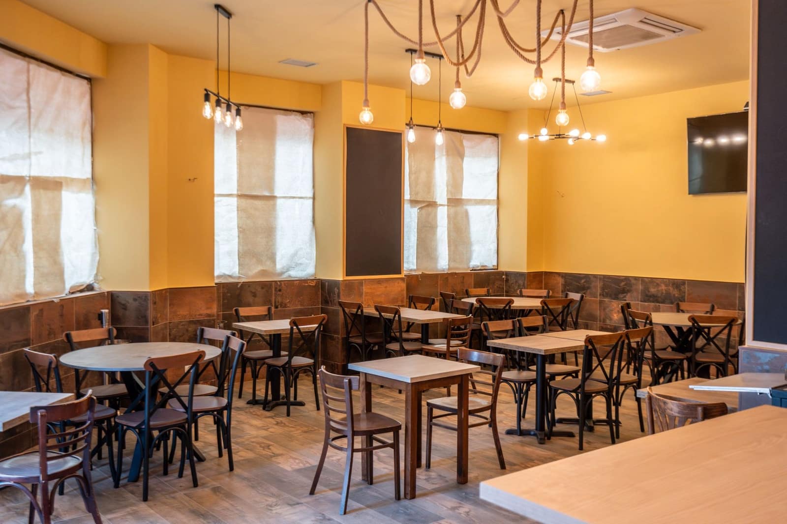 Erhverv til salg i Alcorcon - € 345.000 (Ref: 9002664)