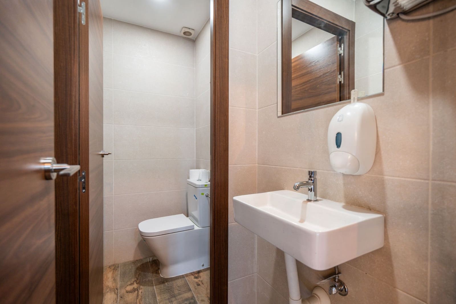 Erhverv til salg i Alcorcon - € 345.000 (Ref: 9002664)