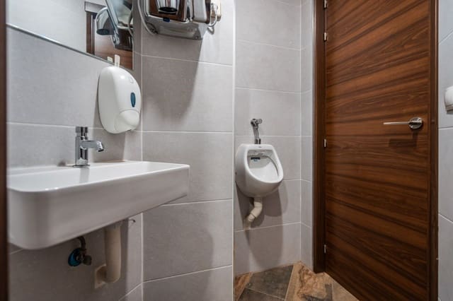 Commercial for sale in Alcorcón - € 345,000 (Ref: 9002664)