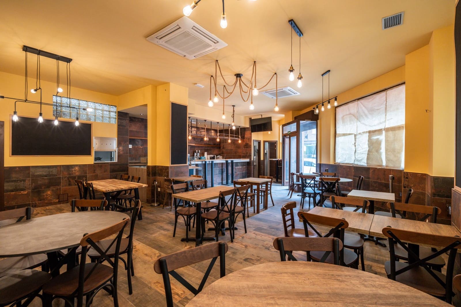 Erhverv til salg i Alcorcon - € 345.000 (Ref: 9002664)