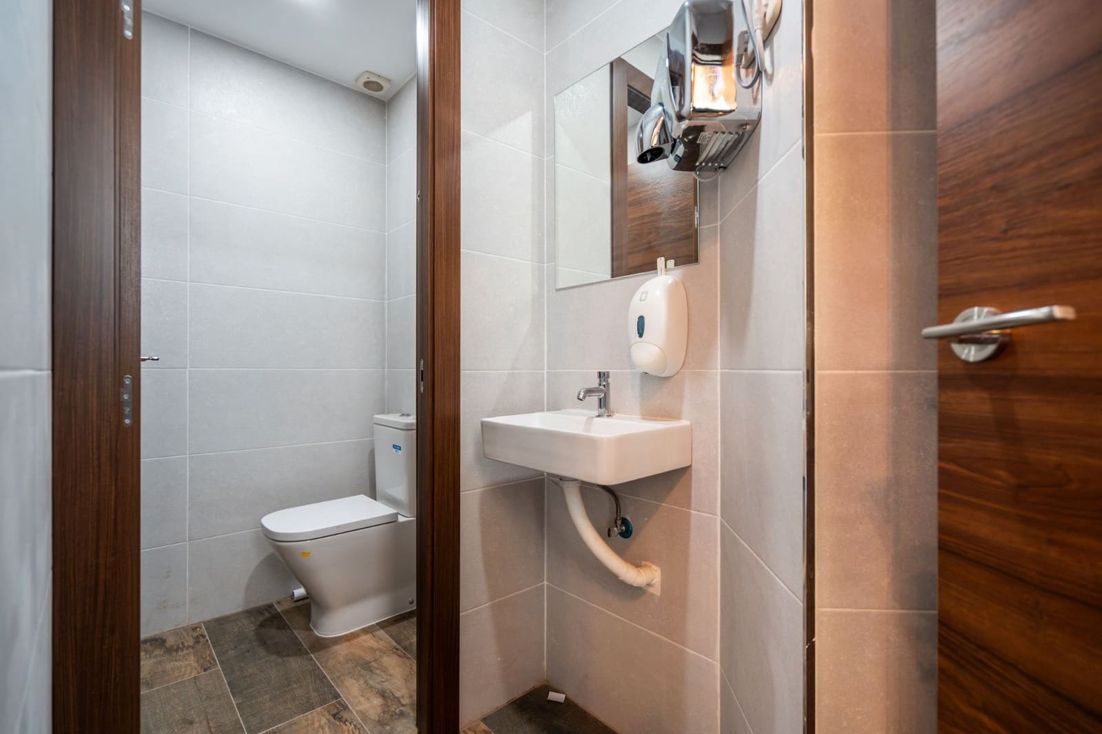 Erhverv til salg i Alcorcon - € 345.000 (Ref: 9002664)