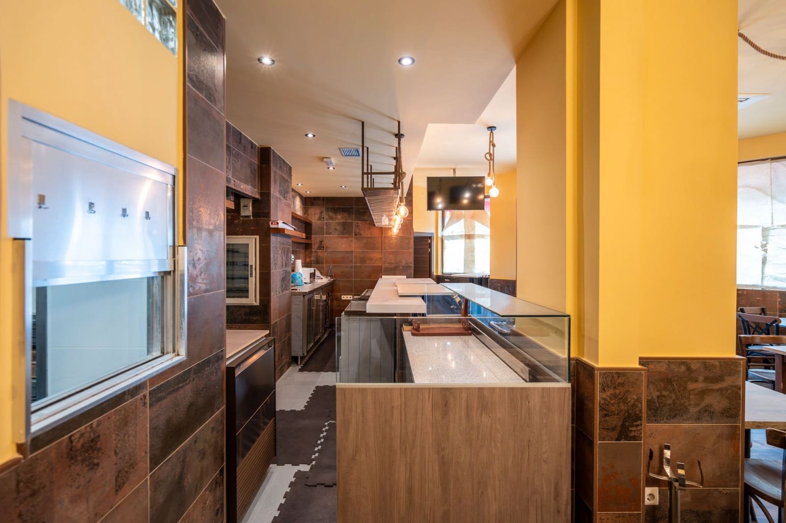 Erhverv til salg i Alcorcon - € 345.000 (Ref: 9002664)