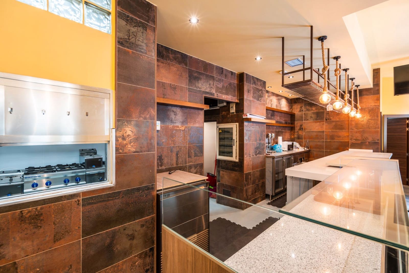 Erhverv til salg i Alcorcon - € 345.000 (Ref: 9002664)