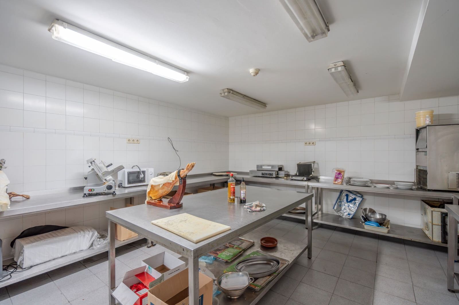 Commercial for sale in Alcorcon - € 1,200,000 (Ref: 9193024)