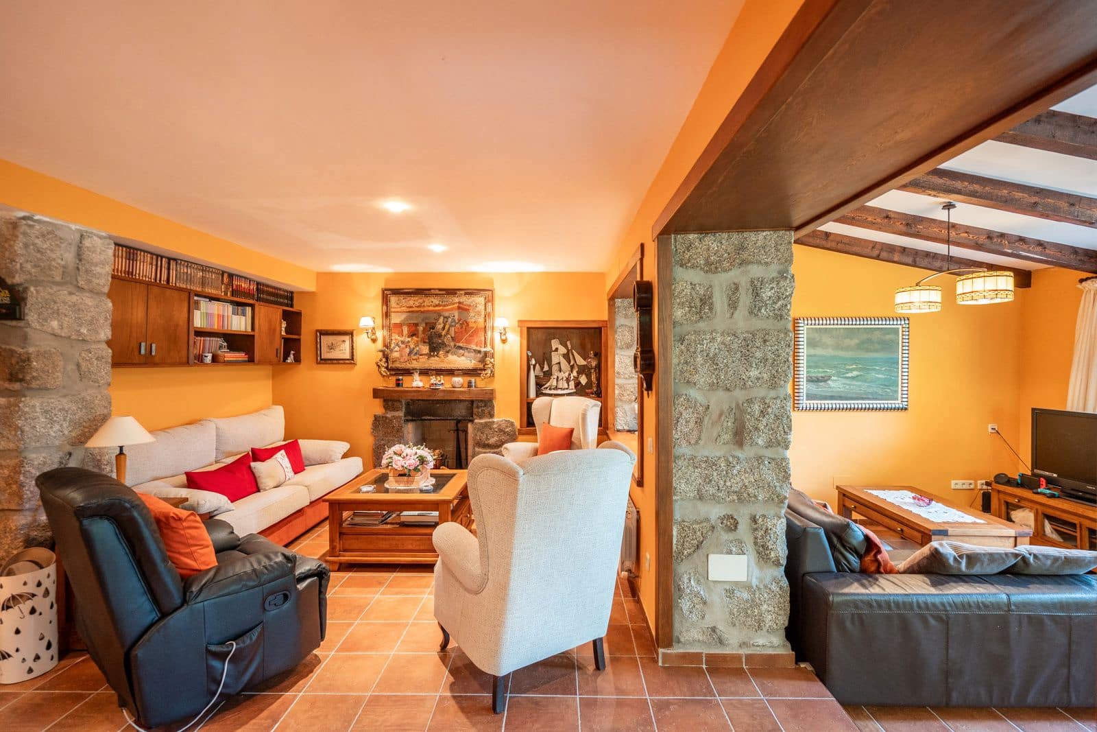 6 bedroom Villa for sale in El Barraco with pool garage - € 749,000 (Ref: 9194896)