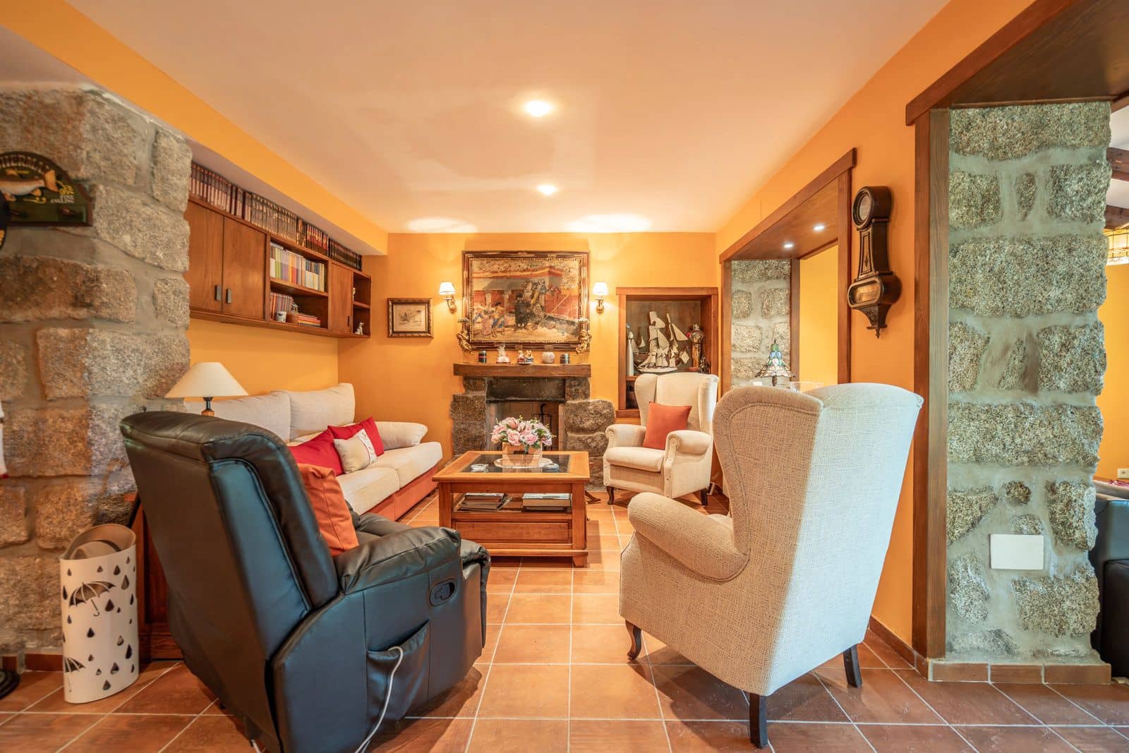 6 bedroom Villa for sale in El Barraco with pool garage - € 749,000 (Ref: 9194896)