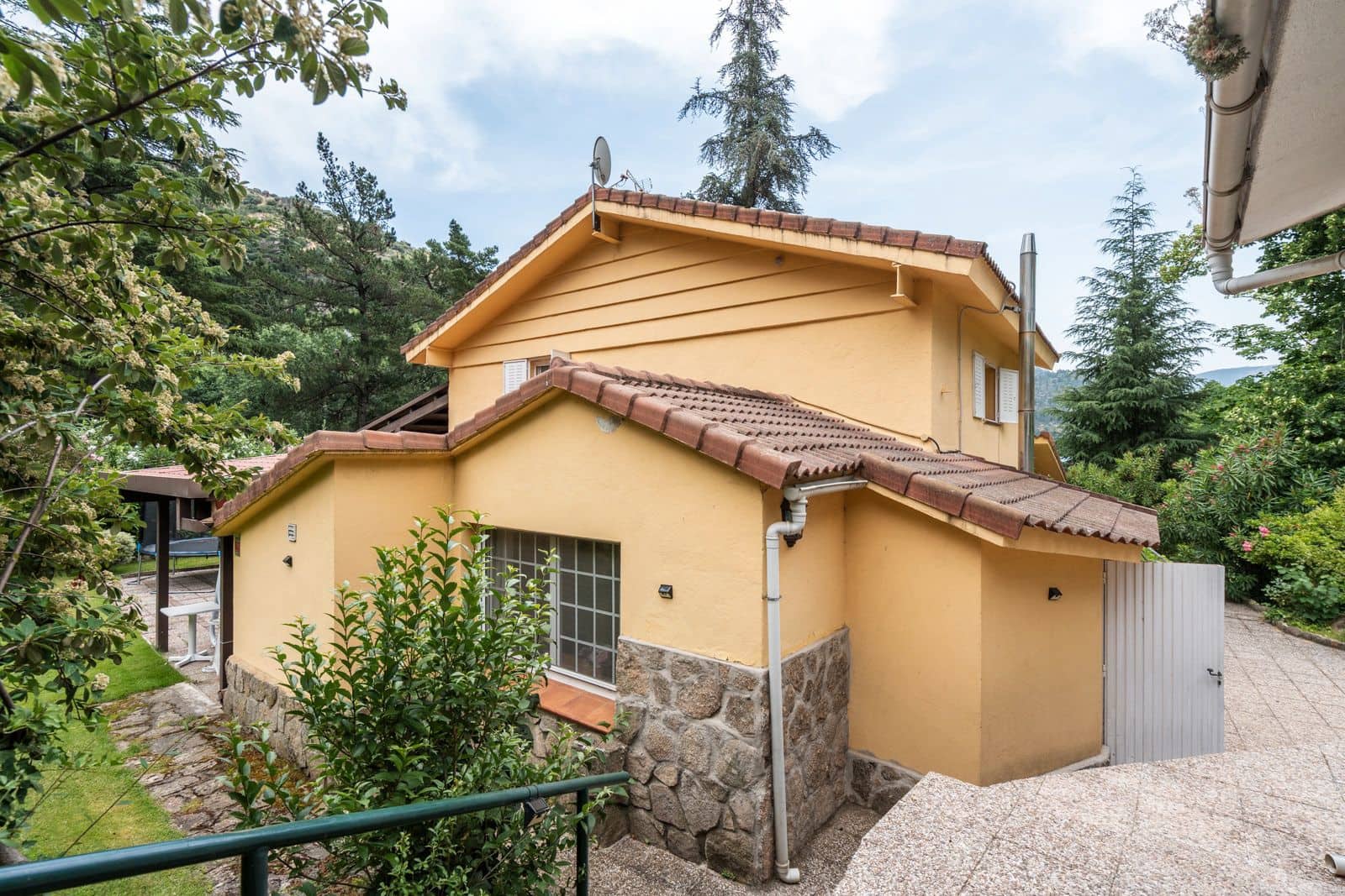 6 bedroom Villa for sale in El Barraco with pool garage - € 749,000 (Ref: 9194896)