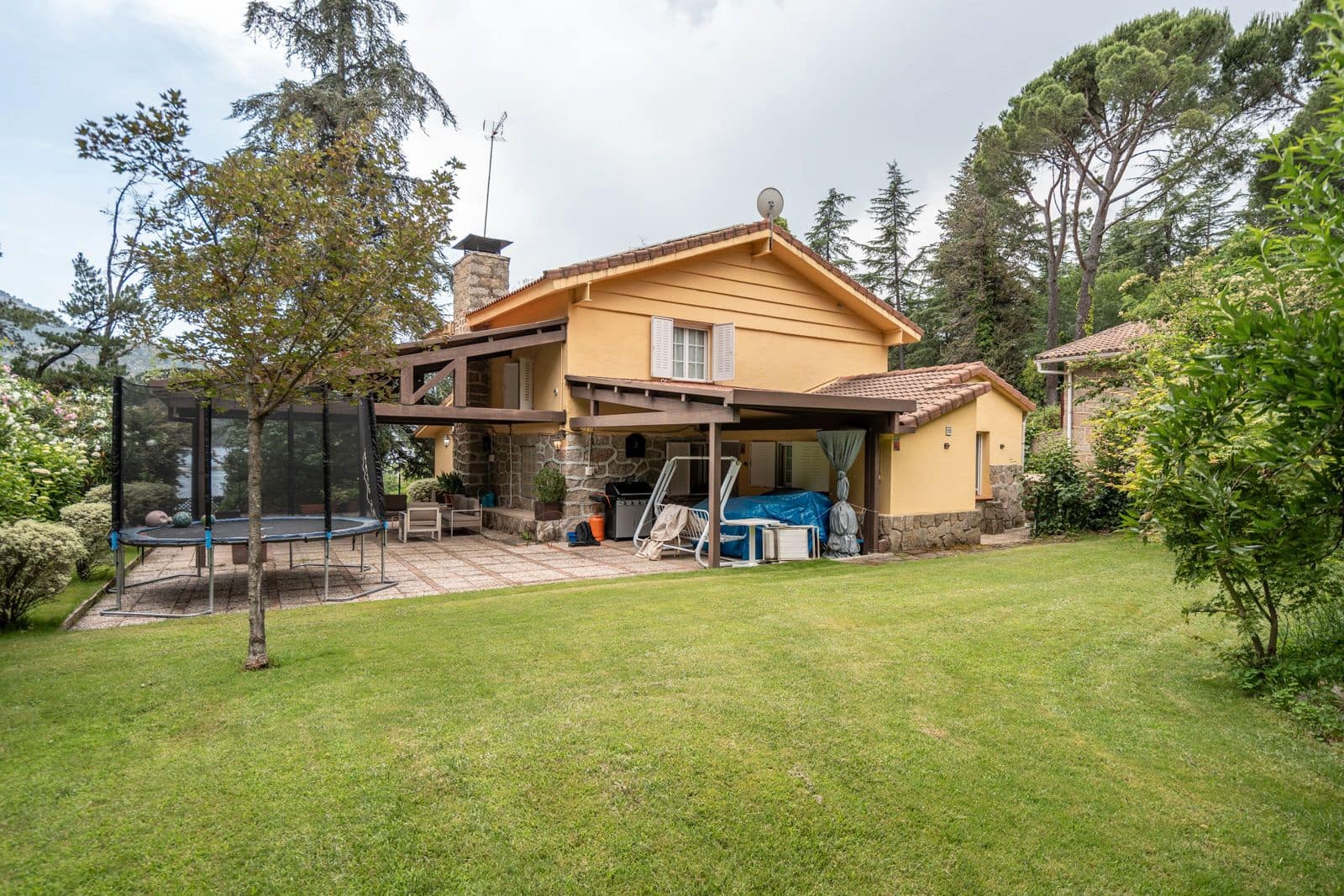 6 bedroom Villa for sale in El Barraco with pool garage - € 749,000 (Ref: 9194896)