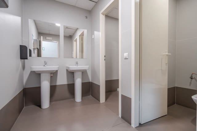 Commercial for sale in Butarque, Madrid city - € 325,000 (Ref: 9274158)