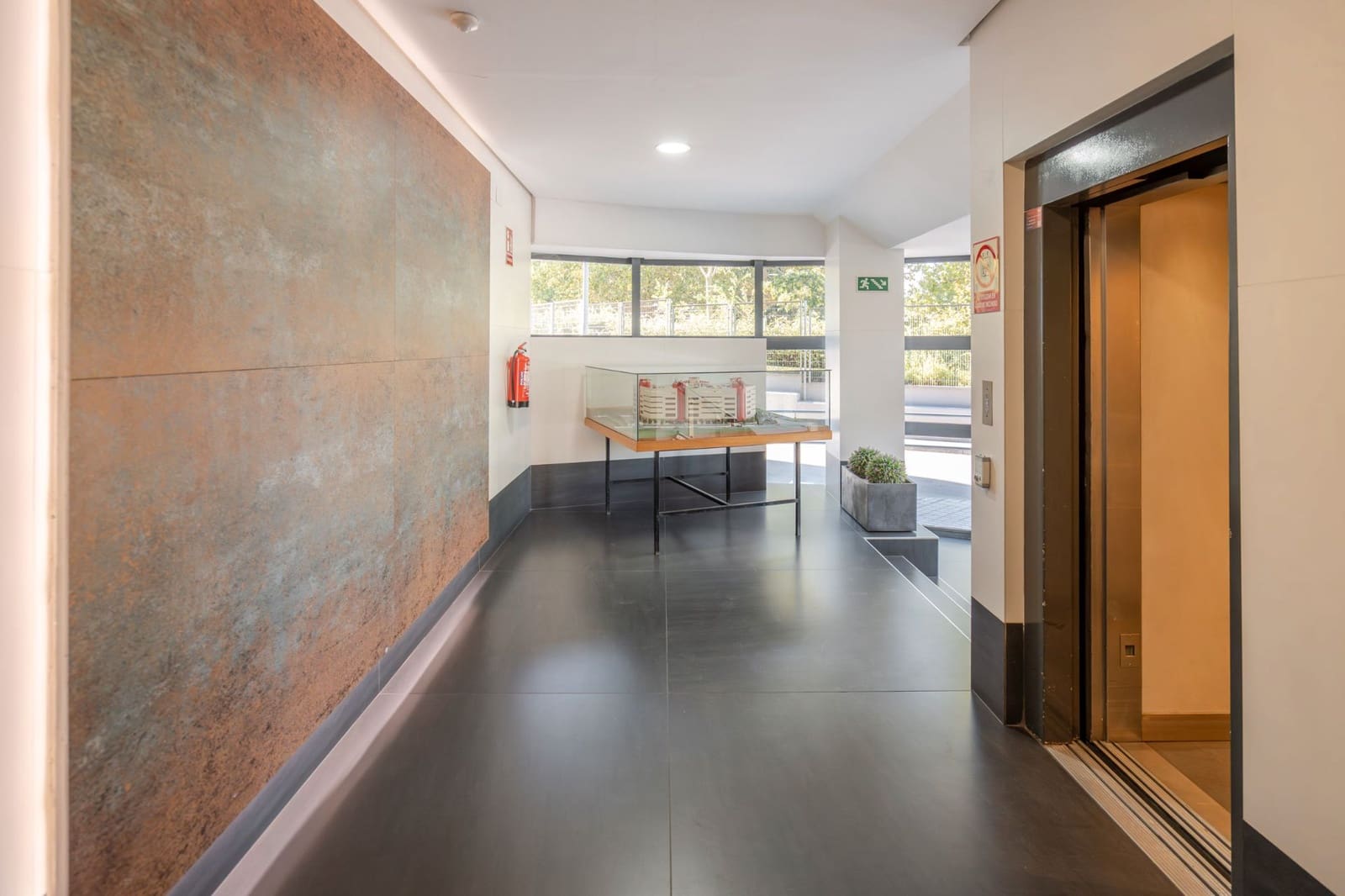 Erhverv til salg i Madrid by - € 325.000 (Ref: 9274158)