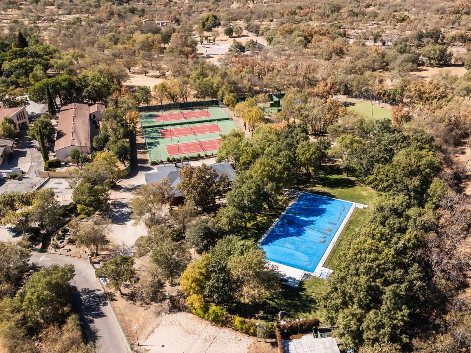 5 soveværelse Semi-Rækkehus til salg i Becerril de la Sierra med swimmingpool - € 650.000 (Ref: 9282835)