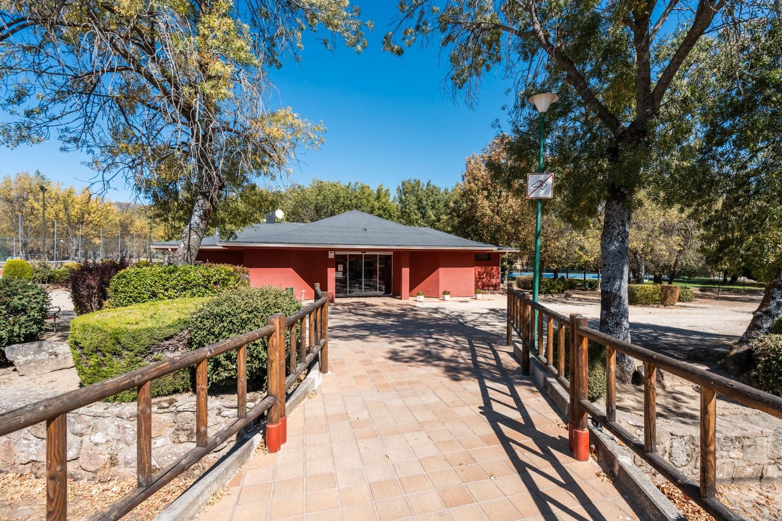 5 soveværelse Semi-Rækkehus til salg i Becerril de la Sierra med swimmingpool - € 650.000 (Ref: 9282835)