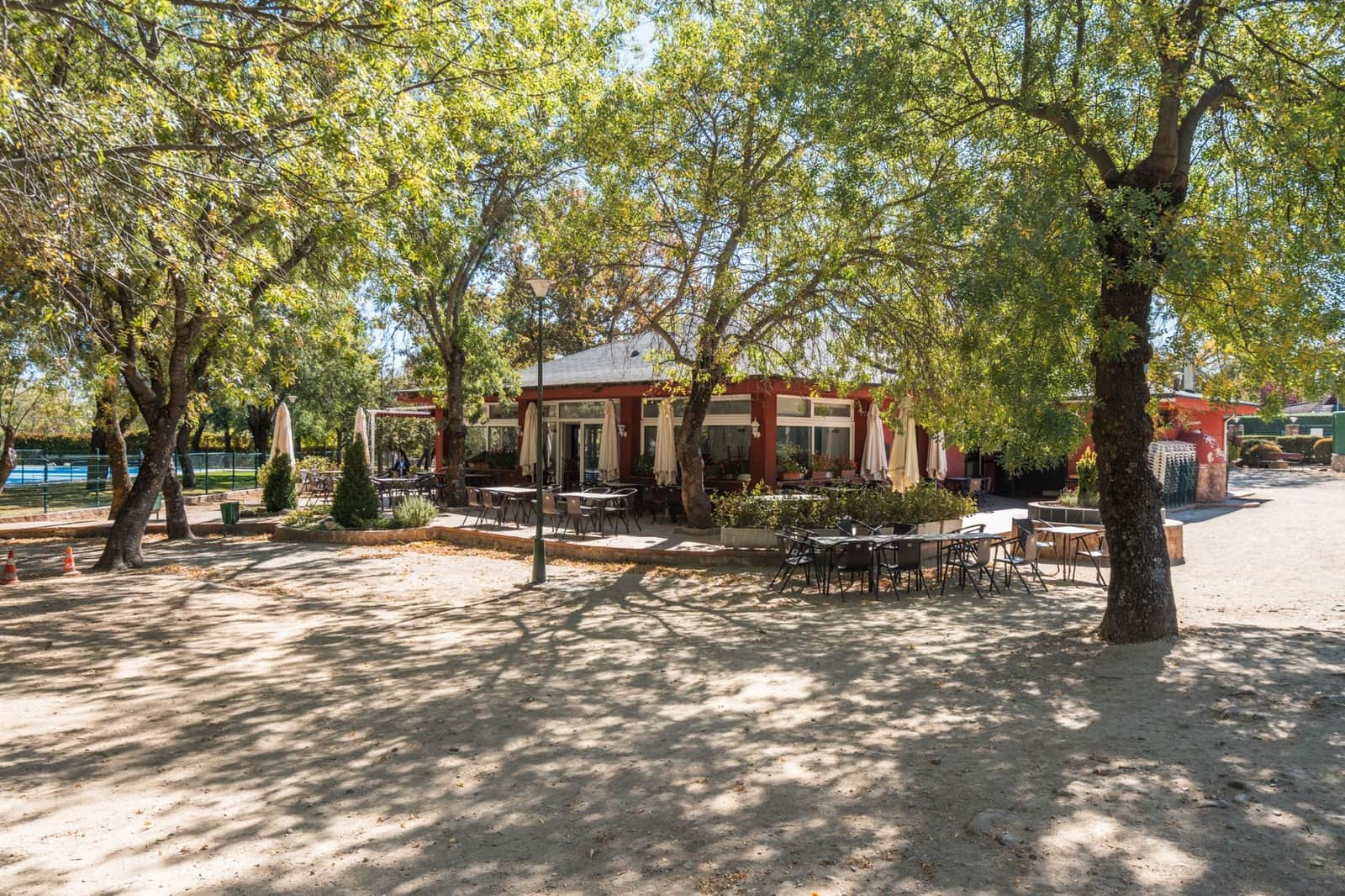 5 soveværelse Semi-Rækkehus til salg i Becerril de la Sierra med swimmingpool - € 650.000 (Ref: 9282835)