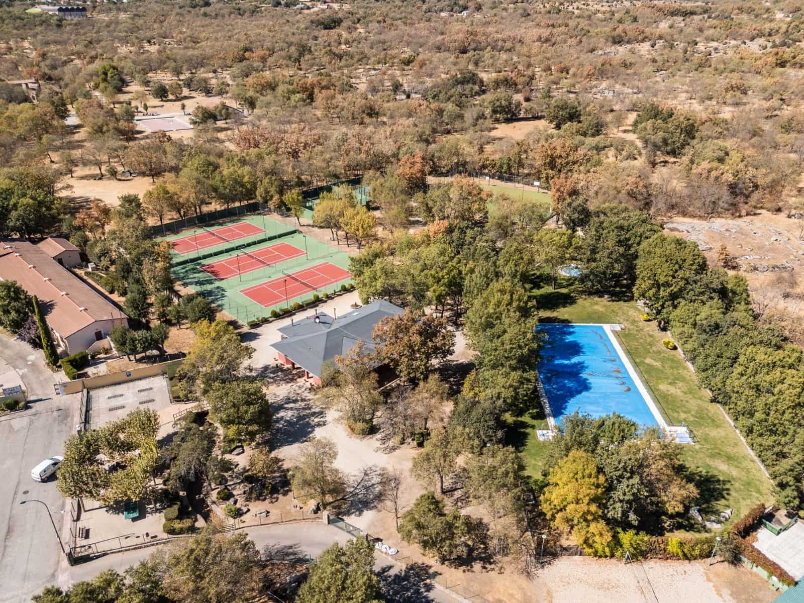 5 soveværelse Semi-Rækkehus til salg i Becerril de la Sierra med swimmingpool - € 650.000 (Ref: 9282835)