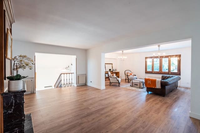 5 bedroom Villa for sale in Las Rozas de Madrid with garage - € 1,570,000 (Ref: 9421733)