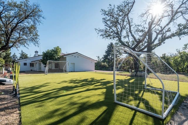 5 bedroom Villa for sale in Las Rozas de Madrid with garage - € 1,570,000 (Ref: 9421733)