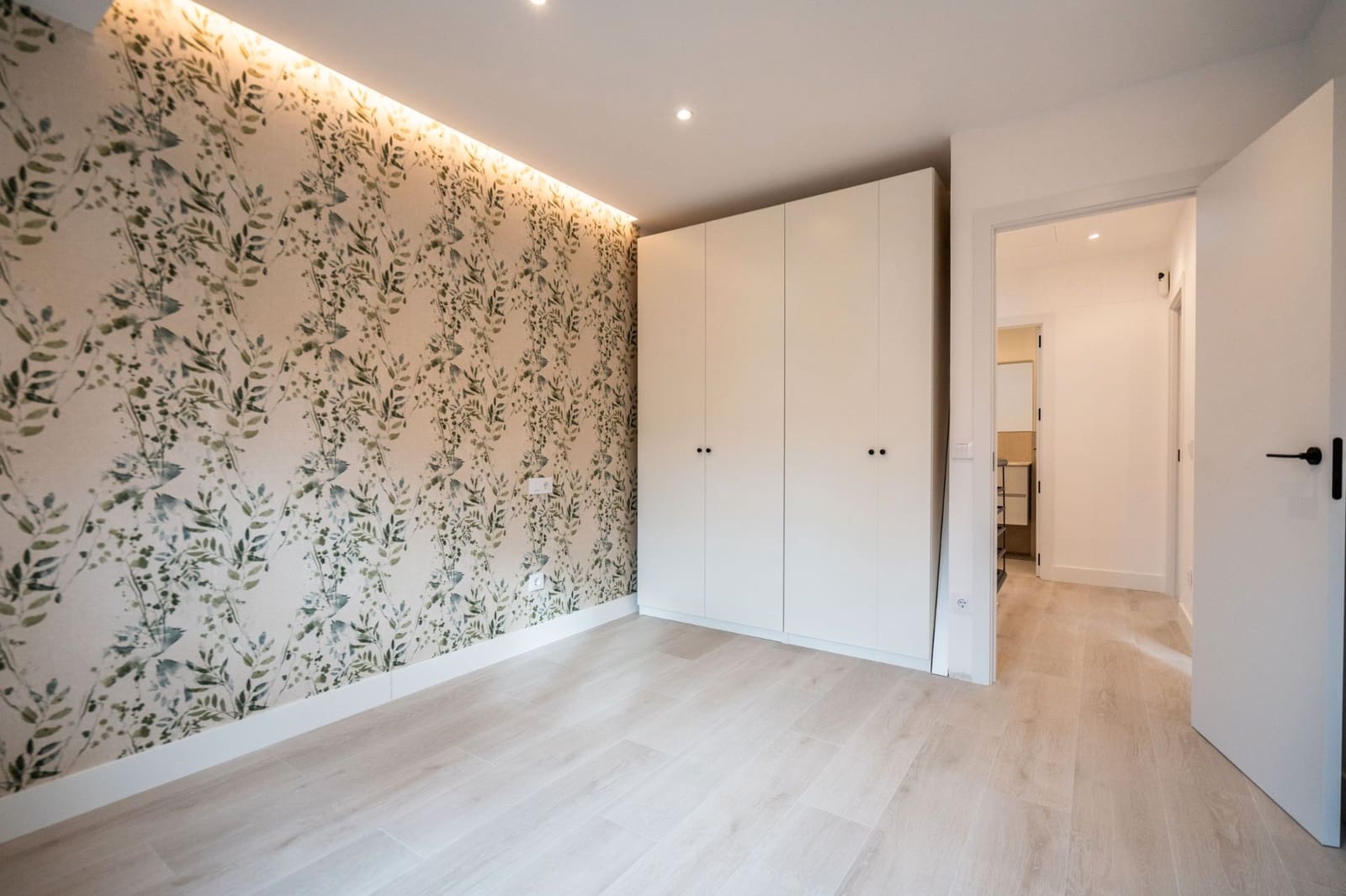 5 bedroom Townhouse for sale in Mejorada del Campo with garage - € 455,000 (Ref: 9449864)