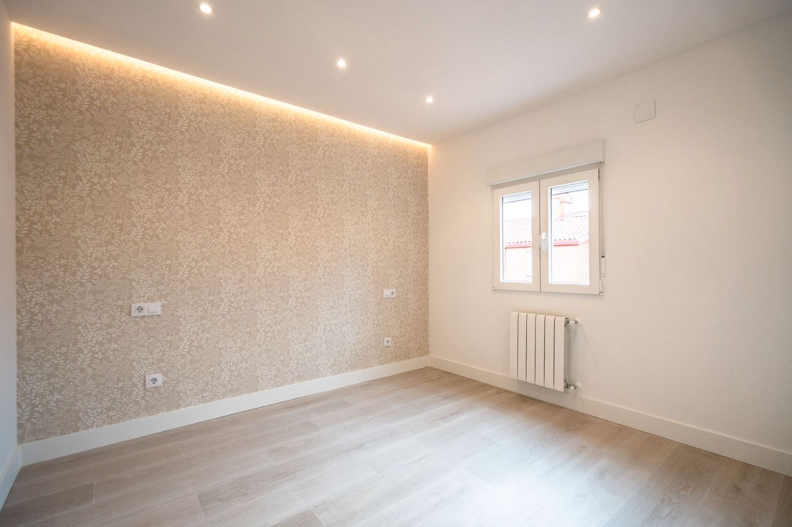 5 bedroom Townhouse for sale in Mejorada del Campo with garage - € 455,000 (Ref: 9449864)