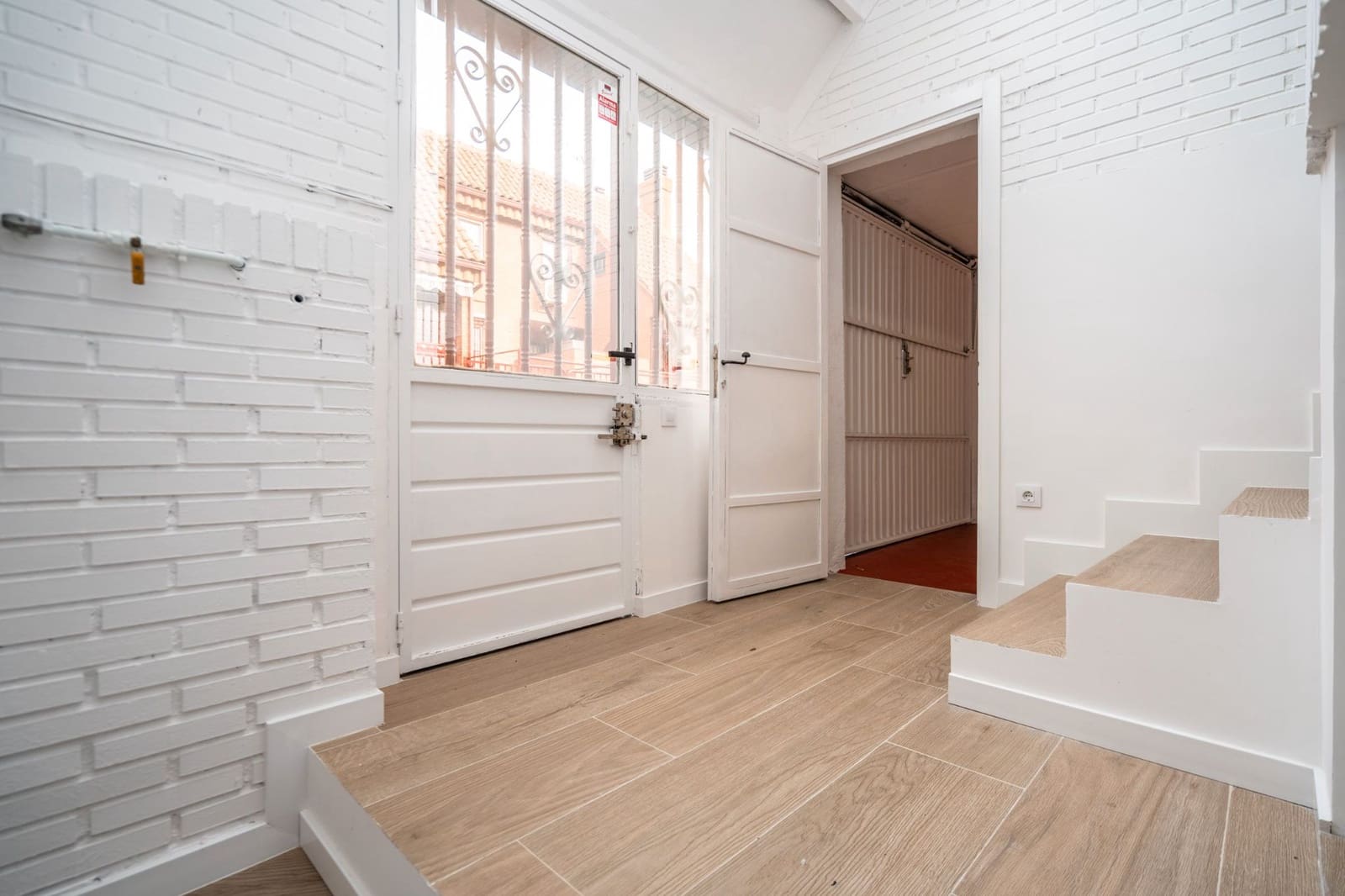 5 bedroom Townhouse for sale in Mejorada del Campo with garage - € 455,000 (Ref: 9449864)